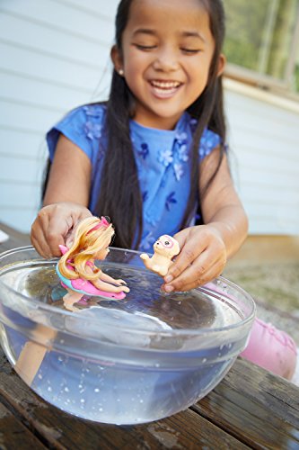 Barbie Aventura de los Delfines, muñeca Chelsea con perrito (Mattel FCJ28)