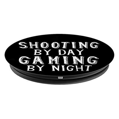 Shooting By Day Gaming By Night Gun Competition Gun Shooters PopSockets Agarre y Soporte para Teléfonos y Tabletas