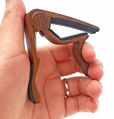 WiNGO Cejilla de Guitarra para Electrica Acústica Folk Ukelele Bajo Guitar Aleación de Aluminio Guitar Capo con 5 Púas de Guitarra, Madera Color.