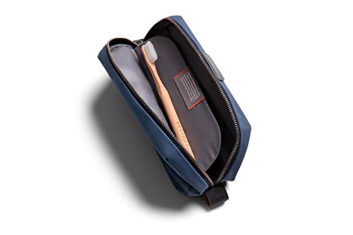 Bellroy Dopp Kit, neceser de tejido impermeable para viaje (cosméticos, perfume, kit de afeitado, peine, cepillo de dientes) - Marine Blue
