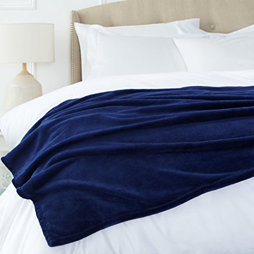AmazonBasics - Manta, hecha de felpa de terciopelo suave - 229 x 274cm - azul marino