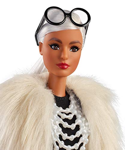 Barbie Collector Muñeca diseñada por Iris Apfel, look blanco y negro (Mattel FWJ27)