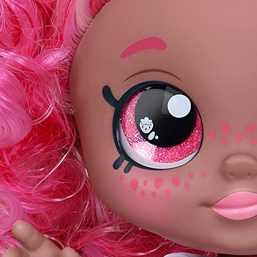 Kindi Kids Berri D'Lish - Muñeca Oficial con Aroma a Flor de Fresa, 25,4 cm con Cabeza Bobble y Ojos Grandes, Ropa cambiable y Zapatos extraíbles (50120)