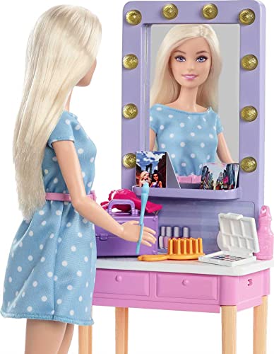 Barbie Malibú y su Backstage Muñeca rubia con set de juego y accesorios de belleza de juguete, regalo para niñas y niños +3 años (Mattel GYG39)