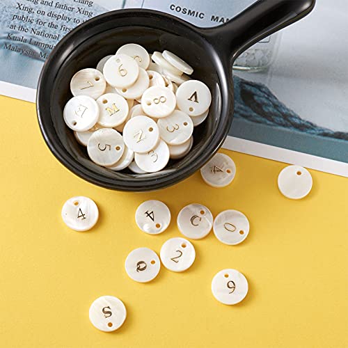 Beadthoven - 92 colgantes de concha de agua dulce, redondos, blancos y redondos con bloqueo de oro, número 0 a 9 y colgantes alfabetos, cuentas de conchas marinas para hacer joyas, agujero: 1,5 mm
