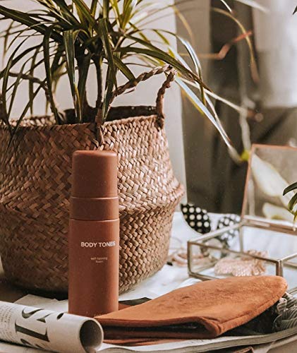 Body Tones Juego de autobronceador y guante, mousse autobronceador que hidrata y contrarrestra los efectos del envejecimiento, el efecto del bronceado natural (155 ml y Guante, Piel oscura)