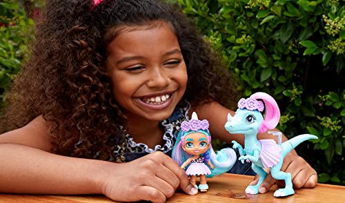 Cave Club Bebé con dinosaurio, muñeca pelo azul con mascota y accesorios, juguete para niñas y niños +4 años (Mattel GXP25)