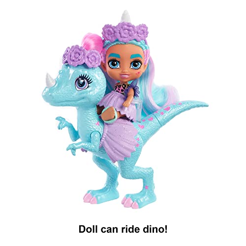 Cave Club Bebé con dinosaurio, muñeca pelo azul con mascota y accesorios, juguete para niñas y niños +4 años (Mattel GXP25)