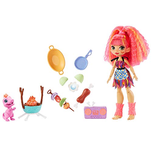 Cave Club Wild About BBQs Conjunto de Barbacoa con muñeca, Mascota y Accesorios para niños y niñas +4 años (Mattel GNL96)