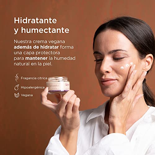 Crema antimanchas facial Iluminadora con Vitamina C y Acido Hialurónico. Crema hidratante facial mujer con 96.60% de ingredientes naturales que reducen las arrugas y líneas de expresión Ardaraz