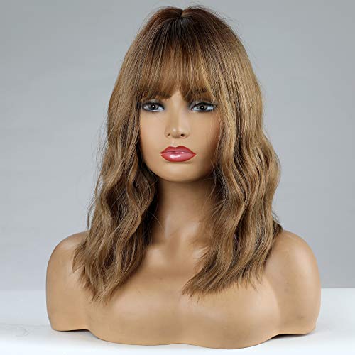 HAIRCUBE Pelucas rubias Rizado natural Pelucas cortas con flequillo Peluca marrón Peluca de mujer hasta los hombros Peluca sintética natural para vestido de fiesta Peluca de cosplay para mujer