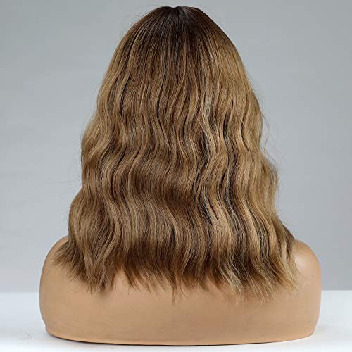 HAIRCUBE Pelucas rubias Rizado natural Pelucas cortas con flequillo Peluca marrón Peluca de mujer hasta los hombros Peluca sintética natural para vestido de fiesta Peluca de cosplay para mujer