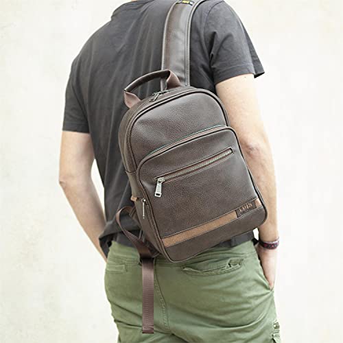 Lois - Mochila de Hombre de Estilo Casual. Piel Sintética para Diario Paseo Viaje Compras. Cómoda y Práctica. Doble Tirador en Cremallera Principal. 310237, Color Marron