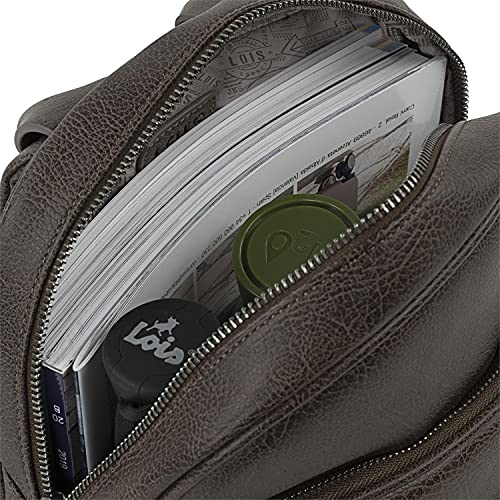 Lois - Mochila de Hombre de Estilo Casual. Piel Sintética para Diario Paseo Viaje Compras. Cómoda y Práctica. Doble Tirador en Cremallera Principal. 310237, Color Marron