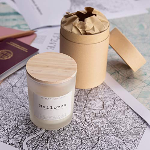 Lumaland Luma Lab Vela Perfumada City - Mallorca - Recuerdos de tu Lugar Favorito en Casa - 100% Cera de Soja - Vegana, Sostenible y Elegante - Aroma a Jacinto, Lavanda y Madera de Cedro