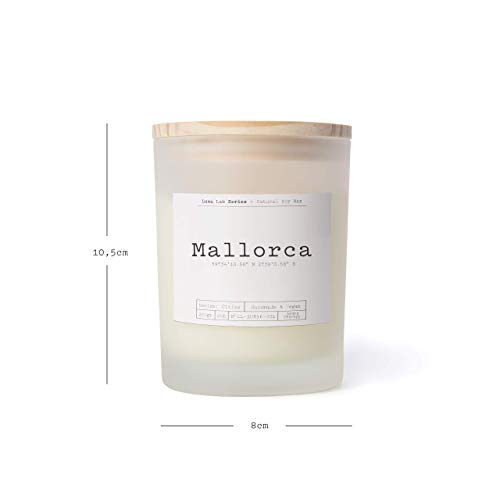 Lumaland Luma Lab Vela Perfumada City - Mallorca - Recuerdos de tu Lugar Favorito en Casa - 100% Cera de Soja - Vegana, Sostenible y Elegante - Aroma a Jacinto, Lavanda y Madera de Cedro