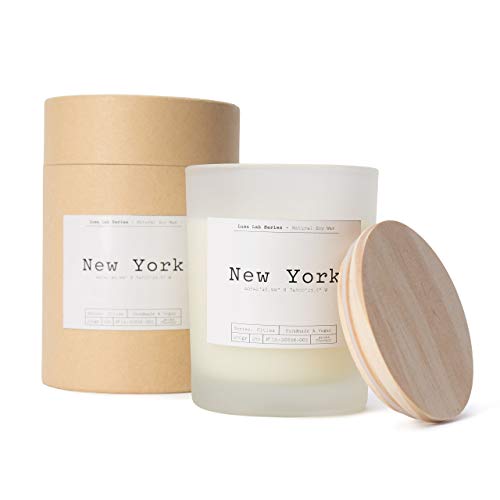 Lumaland Luma Lab Vela Perfumada City - Nueva York - Recuerdos de tu Lugar Favorito en Casa - 100% Cera de Soja - Vegana, Sostenible y Elegante - Aroma de Vainilla, Manzana y Frambuesa
