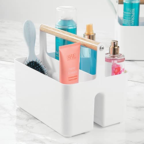 mDesign Juego de 2 cajas organizadoras para baño – Cajas de plástico con asa de madera para el almacenamiento de productos cosméticos – Organizador de baño con 2 compartimentos – blanco