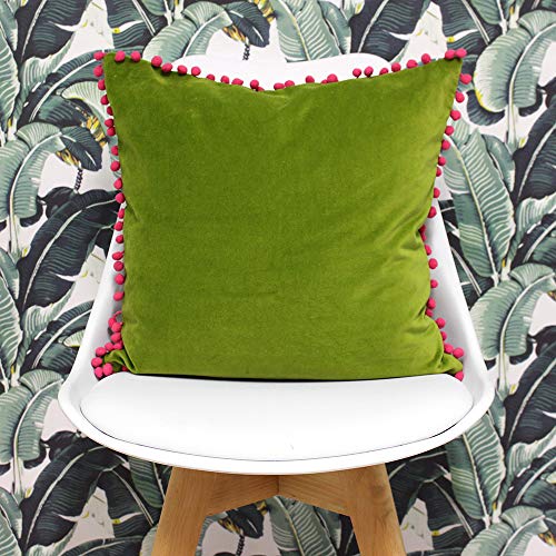 Paoletti Riva Poliéster Cojín Lleno De Faux Velvet Tela-En Contraste Fuchsia Pink Pompom Bordes Ocultos Cierre De Cremallera-100% Soft (18" X 18" Pulgadas), Cotton, Verde, 45 X 45Cm