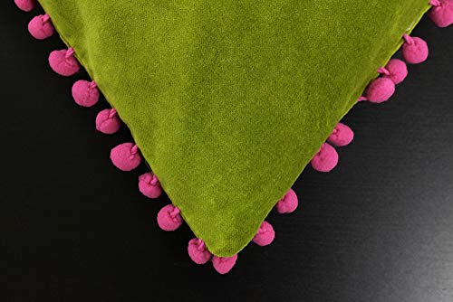 Paoletti Riva Poliéster Cojín Lleno De Faux Velvet Tela-En Contraste Fuchsia Pink Pompom Bordes Ocultos Cierre De Cremallera-100% Soft (18" X 18" Pulgadas), Cotton, Verde, 45 X 45Cm