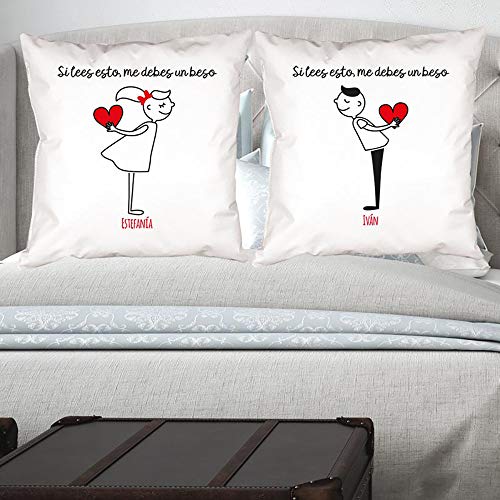 Regalo personalizable para parejas por San Valentin, aniversario, bodas de oro, bodas de plata, inauguración de una casa... Pack de 2 cojines 'Si lees esto...' personalizados con sus nombres