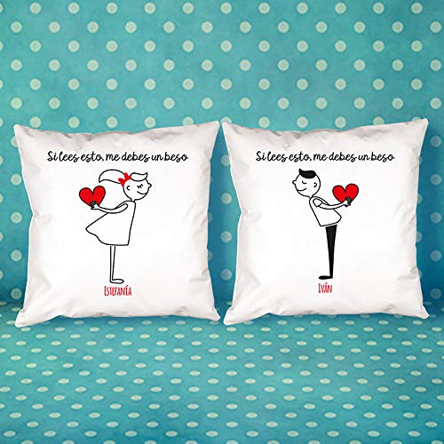 Regalo personalizable para parejas por San Valentin, aniversario, bodas de oro, bodas de plata, inauguración de una casa... Pack de 2 cojines 'Si lees esto...' personalizados con sus nombres
