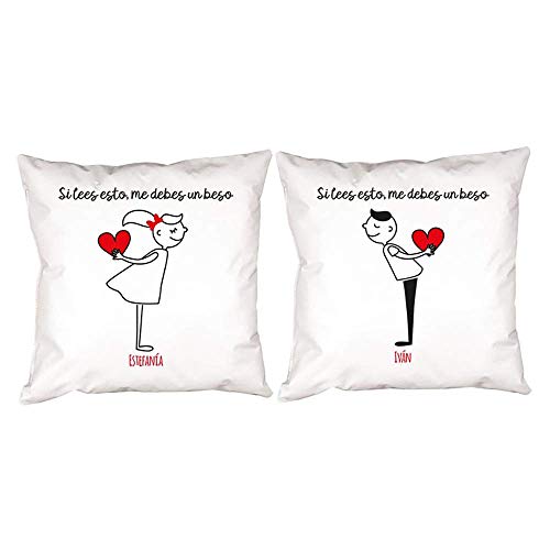 Regalo personalizable para parejas por San Valentin, aniversario, bodas de oro, bodas de plata, inauguración de una casa... Pack de 2 cojines 'Si lees esto...' personalizados con sus nombres