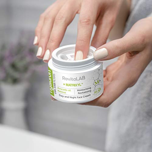 RevitaLAB - Crema antiarrugas de día y de noche con ácido hialurónico enriquecida con aceite de aguacate, matrixyl, retinol y filtros UV, franja de edad 30-45, 50 ml