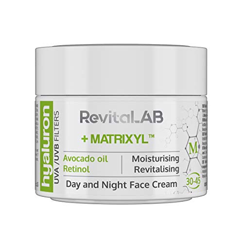 RevitaLAB - Crema antiarrugas de día y de noche con ácido hialurónico enriquecida con aceite de aguacate, matrixyl, retinol y filtros UV, franja de edad 30-45, 50 ml