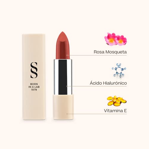 Sensilis Make Up - Barra de Labios Rouge Foundant, Hidratante y Alisante con Ácido Hialurónico, Aceites Nutritivos y Vitamina E - Tono 03 Gema Herrerías