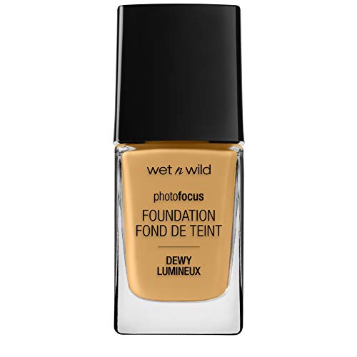 Wet n Wild - Photo Focus Foundation DEWY - Base Ligera, Hidratante y Supernutritiva para Pieles Normales y Secas - Atenúa las Imperfecciones y Minimiza los Poros - Vegano - Desert Beige - 1 Unidad