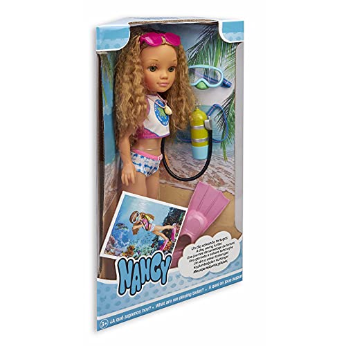 Nancy, un día salvando Tortugas, muñeca de Pelo Rizado con Traje de baño y Accesorios de Buceo para niños y niñas a Partir de 3 años (Famosa 700016254)