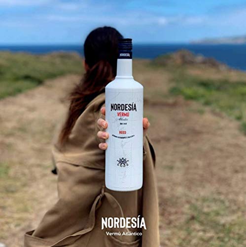 Nordesía Vermú Roxo - Bebida Gallega con Vino y Aguardiente, Sabor Hechizante, Fresco e Intenso, con Notas Afrutadas y Florales, Botella Premium de 1L