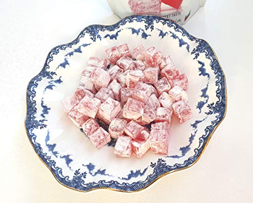 Deliciosos dulces Lokum con aceite de rosa búlgaro y pétalos de damasceno
