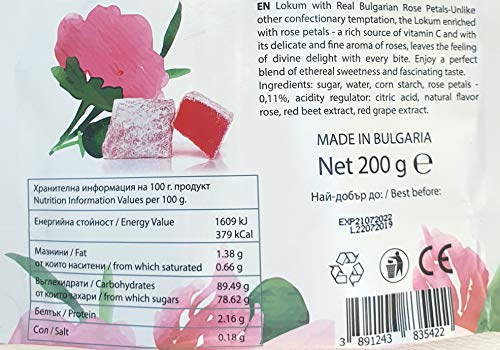Deliciosos dulces Lokum con aceite de rosa búlgaro y pétalos de damasceno