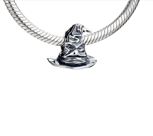 Abalorio oficial de Harry Potter de plata de ley con diseño de sombrero de clasificación de The Carat Shop.