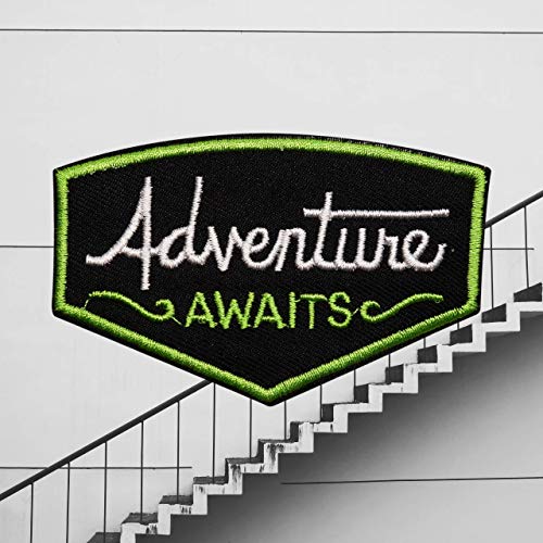 Finally Home Parche termoadhesivo de Adventure Awaits, con diseño de la aventura en la aventura