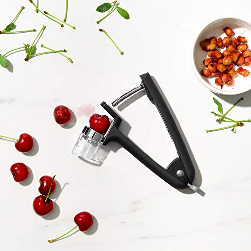 OXO Good Grips - Deshuesador de cerezas y aceitunas, color negro