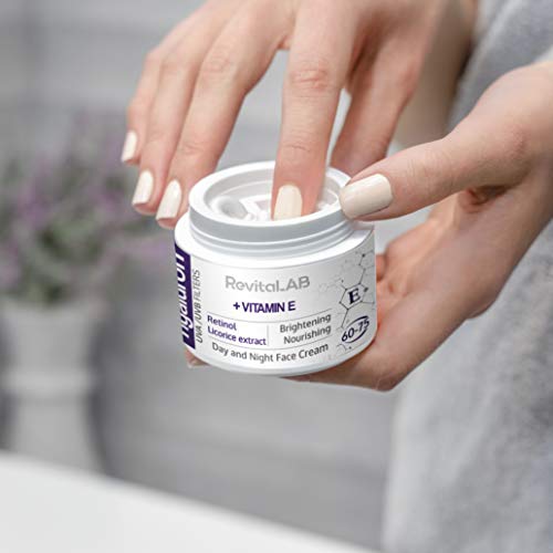 RevitaLAB - Crema antiarrugas de día y de noche enriquecida con vitamina A, vitamina E, extracto de raíz de regaliz, ácido hialurónico y filtros UV, franja de edad 60-75, 2x 50 ml (multipaquete)