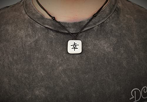 XanaLú Studio Kanji buena suerte, Colgante de buena suerte en japonés para hombre, mujer, Regalo para mejor amigo, Collar con kanji presentado para regalo, hecho a mano (Kanji Suerte Blanco)