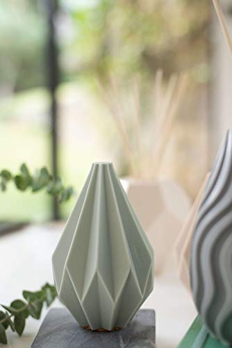 MANULENA Figura Decorativa Y Aromática con Forma Geométrica Delta. Aroma Cozy Musk. Color Verde. Figura De Diseño Moderno y Minimalista. Tamaño 14 x 9 cm.